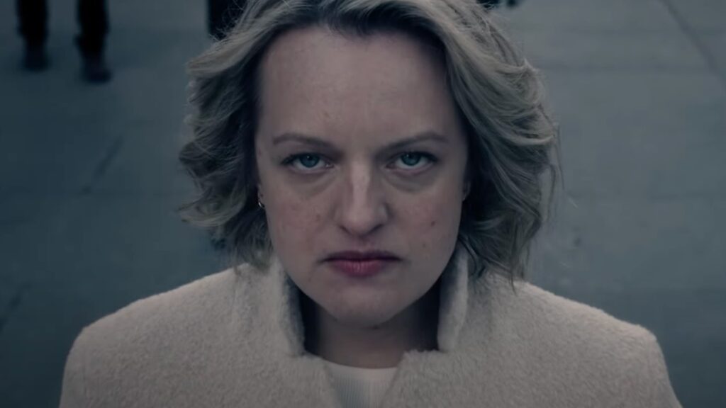 Na foto, a atriz Elisabeth Moss olha para frente, em uma cena da série The Handmaid's Tale, temporada 5 que estreia na Paramount+