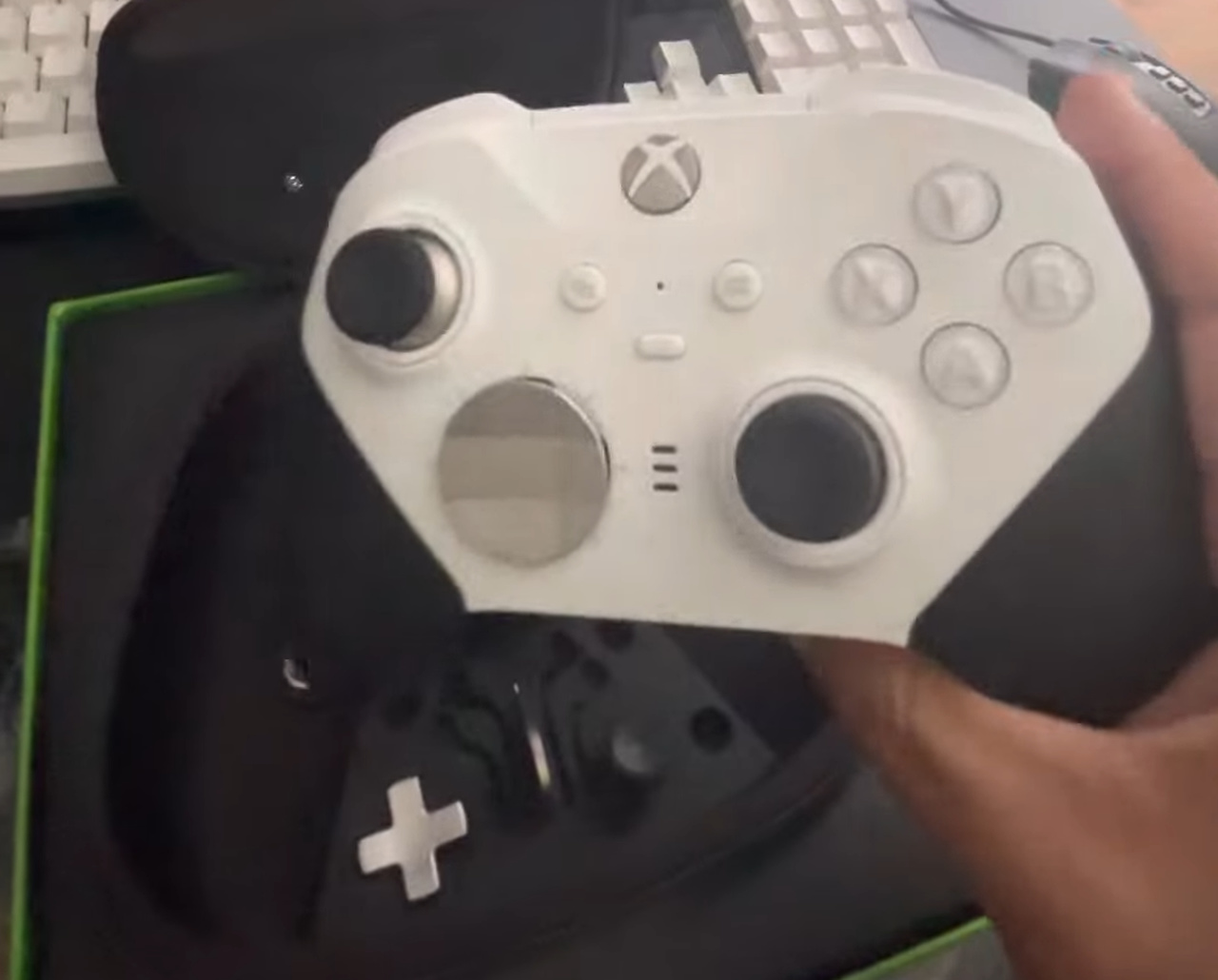 Vazou de novo: versão branca do controle Xbox Elite 2 ressurge em vídeo de unboxing