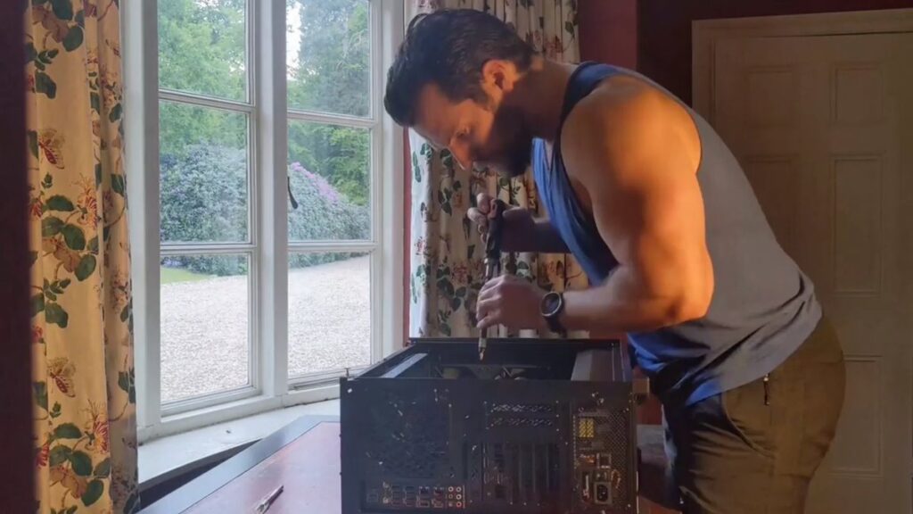 Henry Cavill montando PC