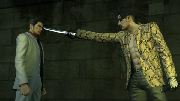 Captura de tela do jogo "Yakuza Kiwami", incluído no catálogo da PlayStation Plus, mostrando o personagem Goro Majima apontando uma faca para o rosto do protagonista Kazuma Kiryu. Majima veste uma jaqueta de pele de leopardo, sem camisa por baixo, com calças de couro preto e um tapa olho no olho esquerdo. Kazuma veste um paletó e calças brancas cinzentas, com camiseta vermelha por baixo