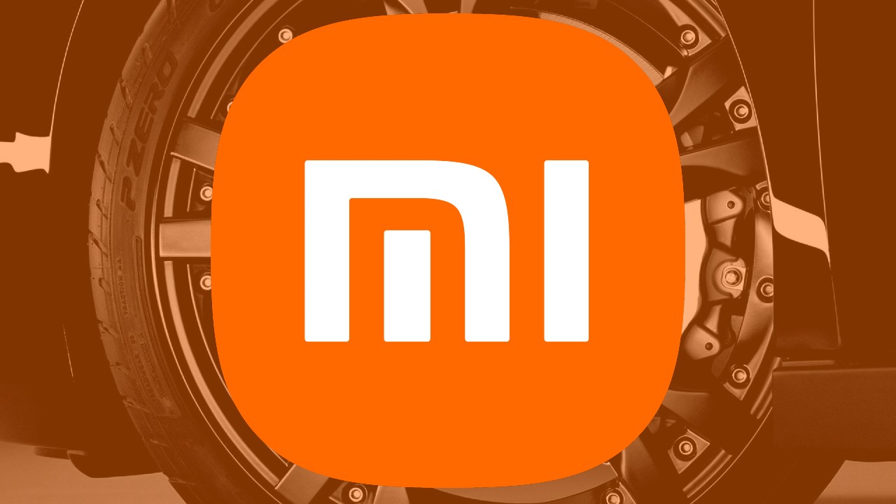 Logomarca da Xiaomi aparece em destaque à frente da roda de um veículo de luxo