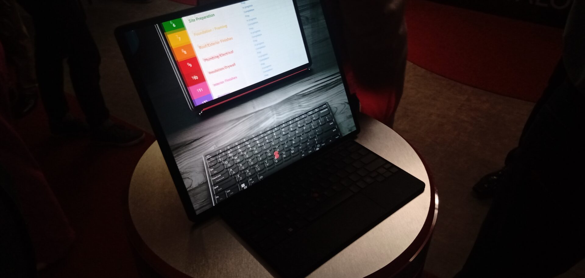 Lenovo lança notebook com 5G e tela dobrável