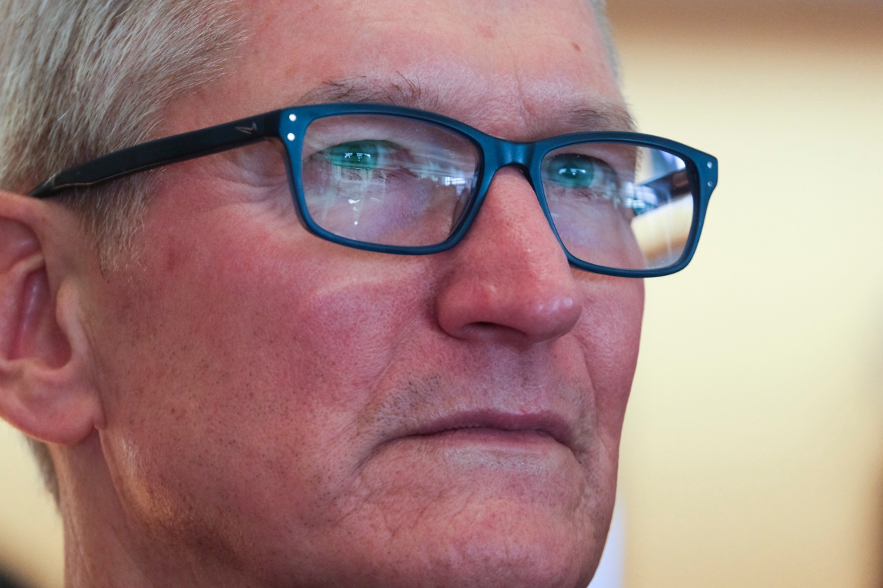 Tim Cook, CEO da Apple, é mostrado em close na foto