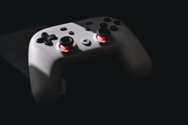 Imagem mostra o controle do Google Stadia, posicionado à meia luz