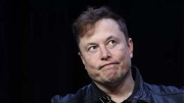 Imagem mostra Elon Musk, que ainda não conseguiu iniciar o projeto Twitter Blue dentro da rede social