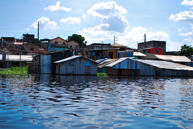 Imagem mostra a cheia do Rio Negro, no Amazonas