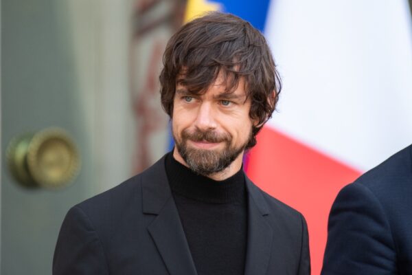 Foto mostra Jack Dorsey, fundador do Twitter, em Paris