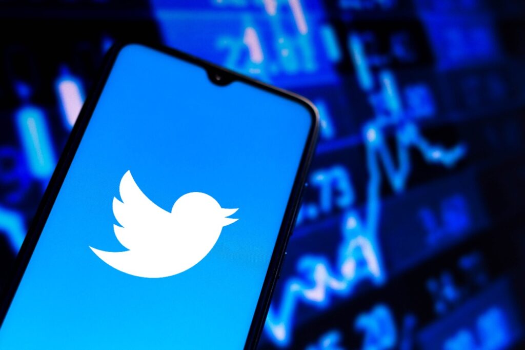 Imagem mostra o logotipo do Twitter em uma imagem de smartphone