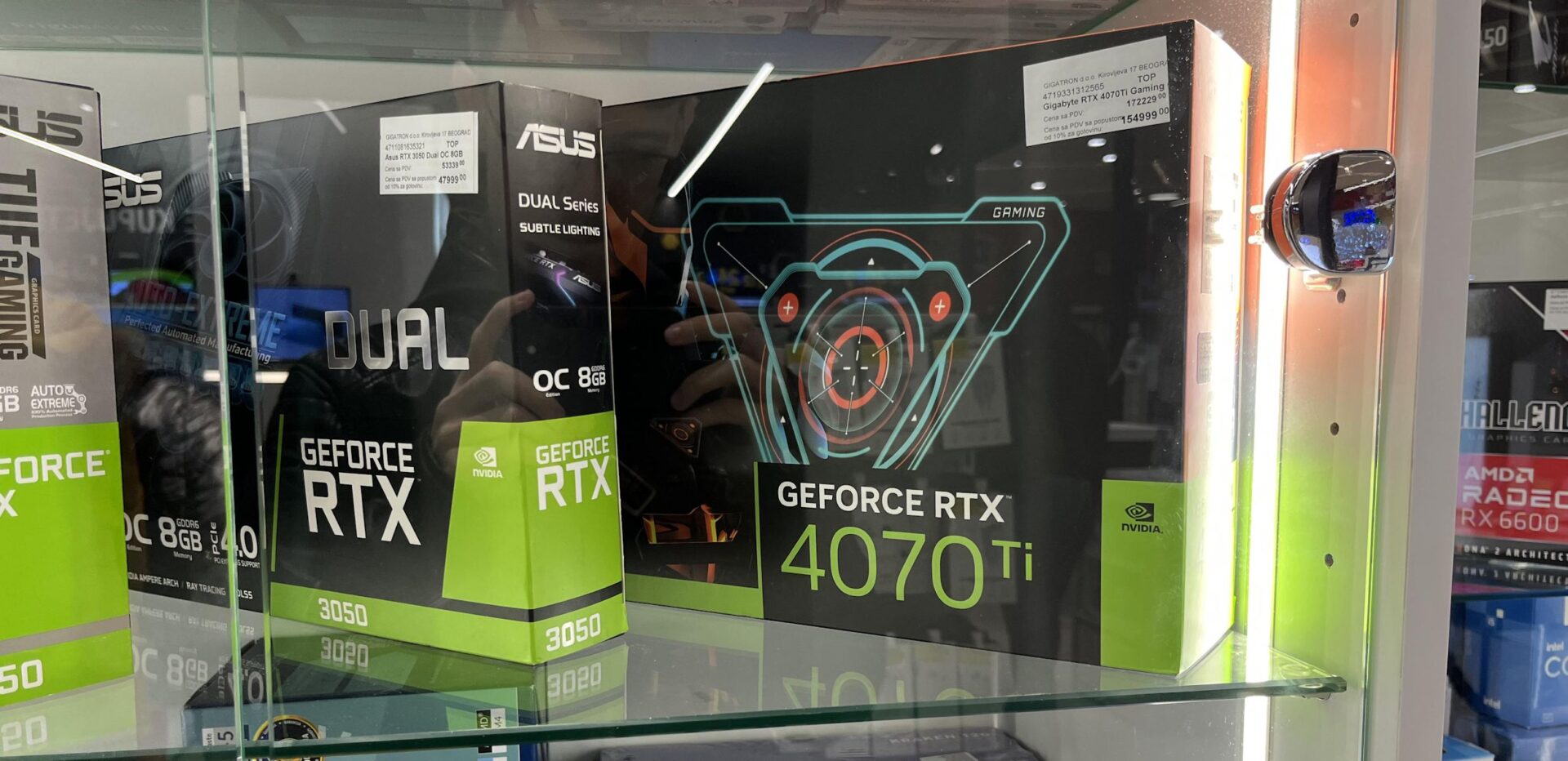 Imagem mostra embalagem da placa de vídeo RTX 4070 Ti, que ainda não deveria estar à venda segundo a NVIDIA