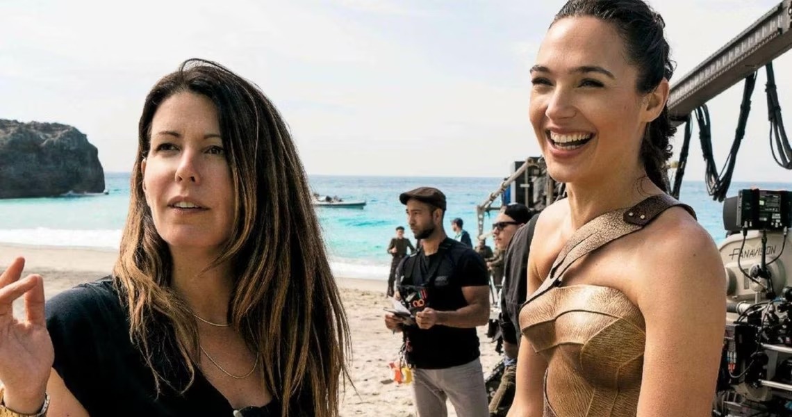 Imagem mostra Patty Jenkins e Gal Gadot juntas: elas seriam diretora e protagonista de Mulher-Maravilha 3, filme que acabou cancelado