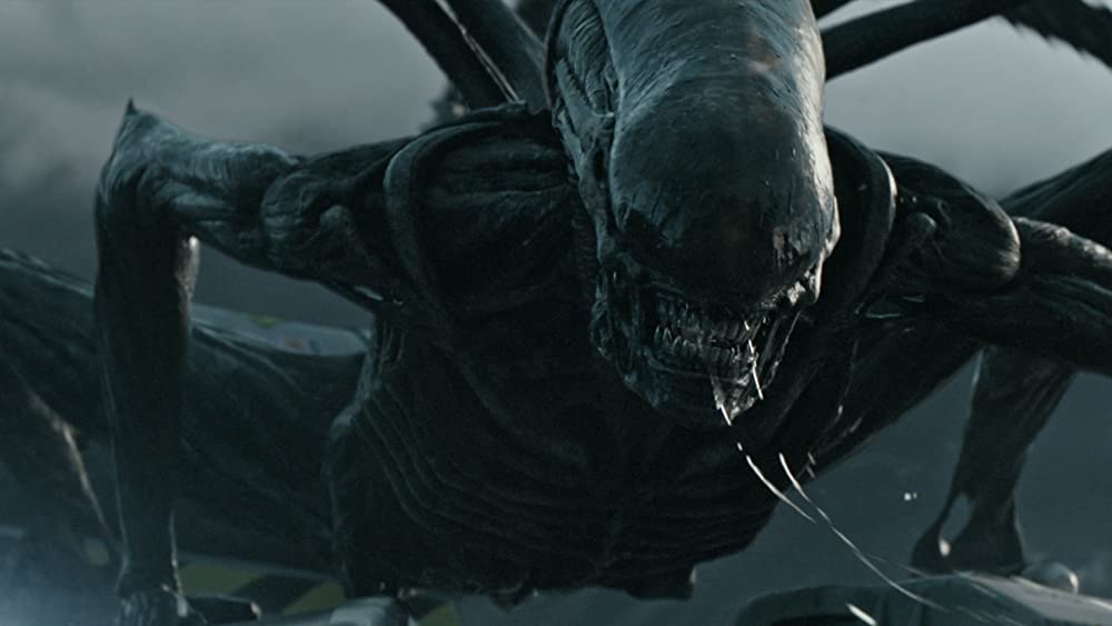 Imagem mostra o xenomorfo em posição de ataque. Monstro é ícone da franquia "Alien"