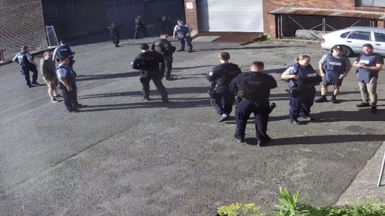 Policiais atendendo ao chamado do Apple Watch