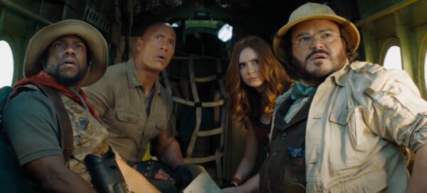 Cena do filme Jumanji: Próxima Fase, com os quatro personagens principais (da esquerda para a direita): Kevin Hart, The Rock, Karen Gillan e Jack Black