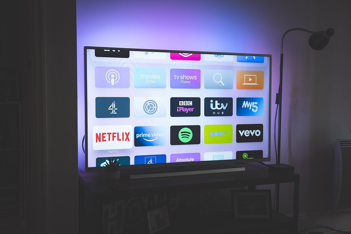 O que o custo oculto das smart TVs tem a ver com você?