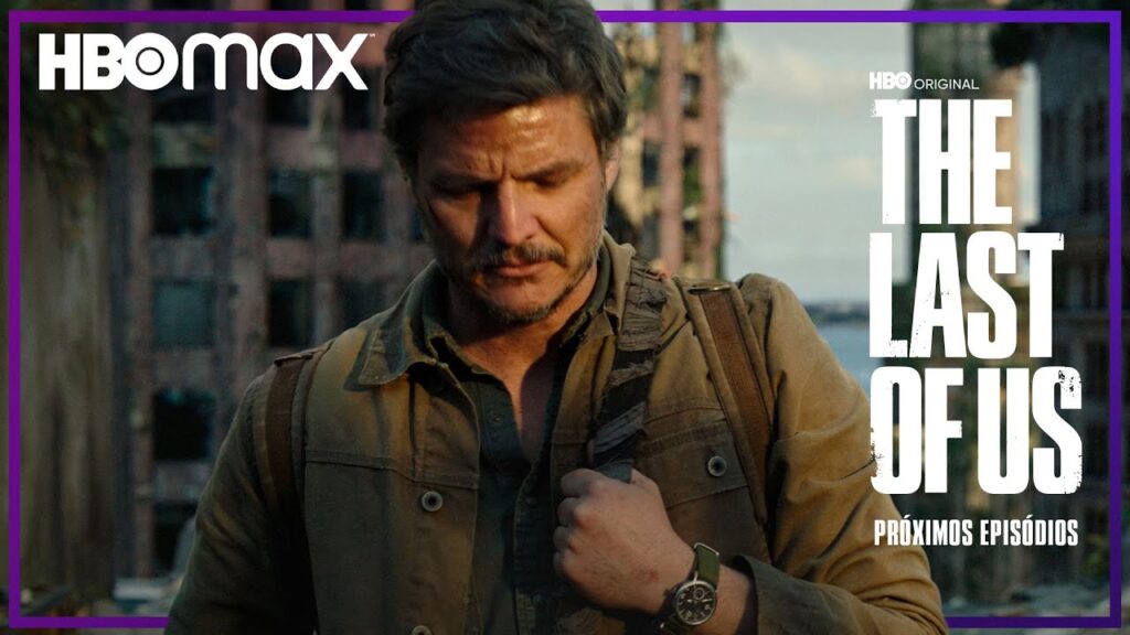 Na foto, o ator Pedro pascal aparece olhando para baixo e segurando uma das alças da mochila, na pele do seu personagem Joel, da série The Last of Us