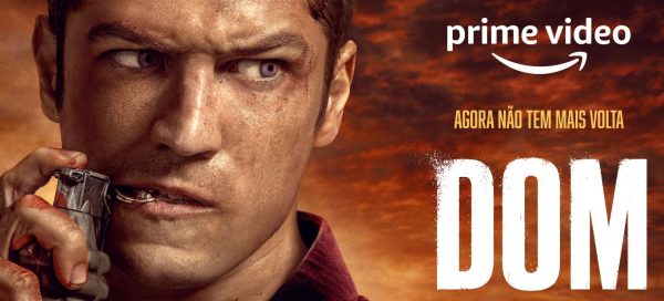 Cartaz de divulgação da série brasileira Dom, original do Amazon Prime Video, com o rosto do ator Gabriel Leone, que interpreta o protagonista Dom; na foto, ele segura uma granada com a mão e puxa o pino com a boca