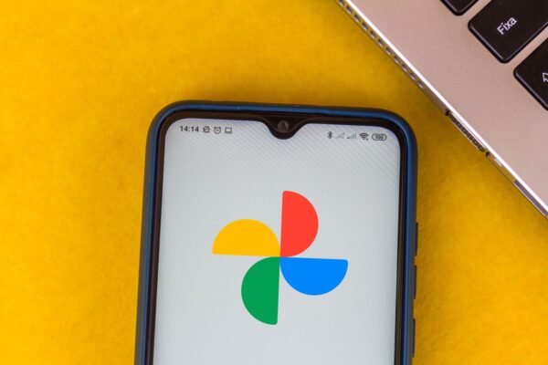 Imagem mostra o Google Fotos na tela de um smartphone