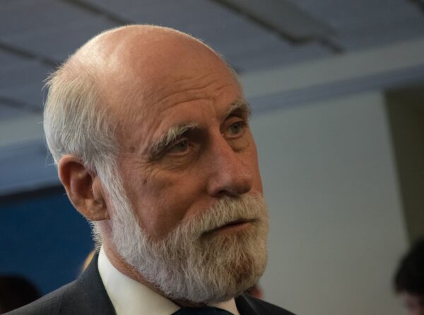 Na foto, o presidente e chefe evangelista de Internet do Google, e um dos "pais" da Internet, Vint Cerf