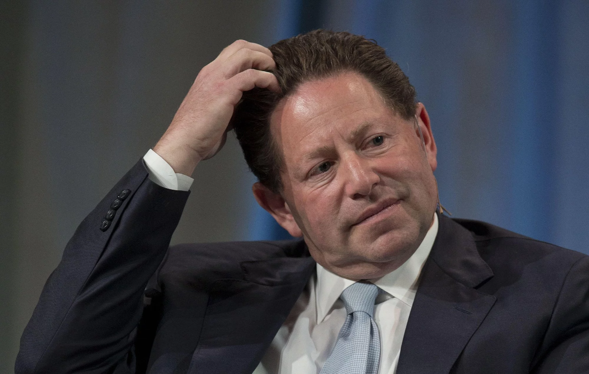 Imagem de Bobby Kotick, CEO da Activision, coçando a cabeça