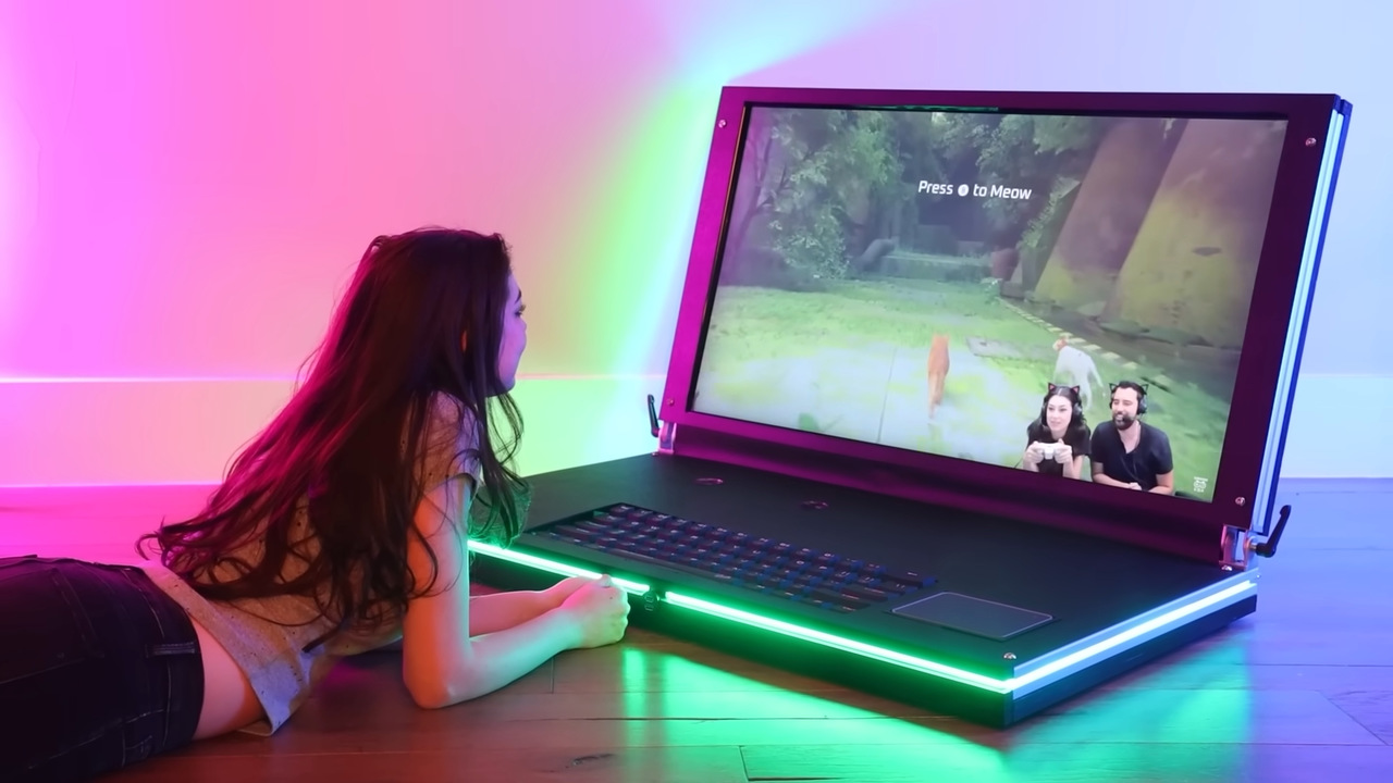 Chamem o Guinness: youtubers criam laptop gamer gigante de 43″ e 45 kg