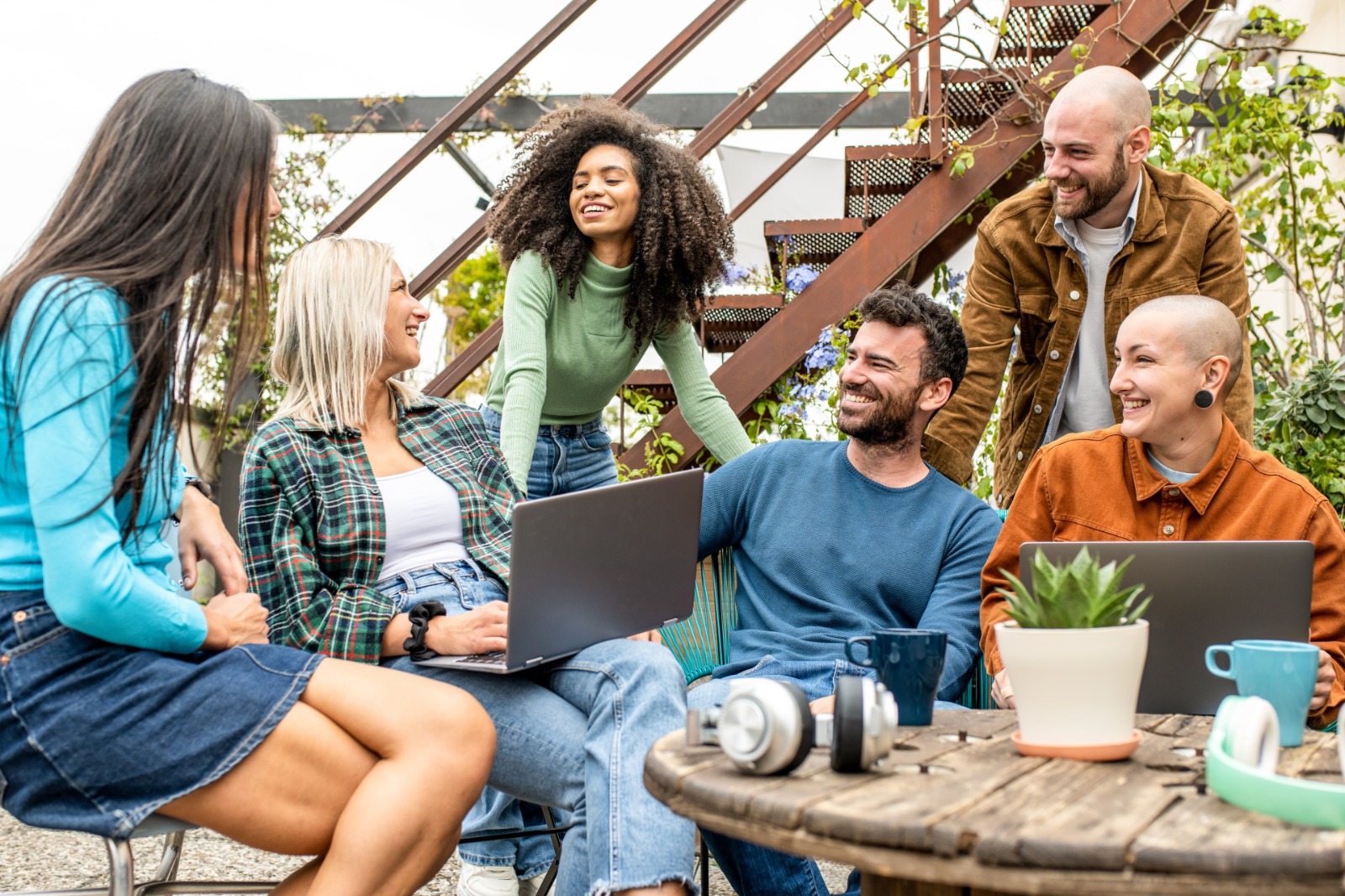 Imagem mostra diversos jovens da Geração Z celebrando em frente a um laptop