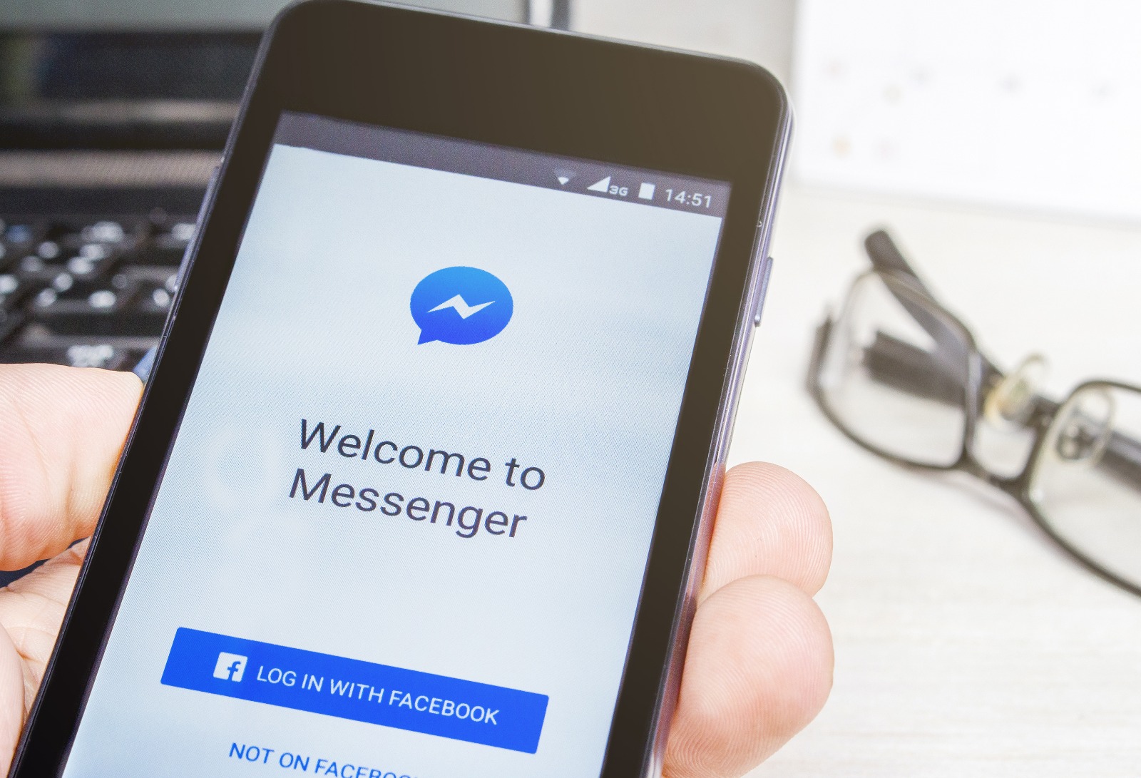 Imagem mostra smartphone exibindo a tela inicial do Messenger