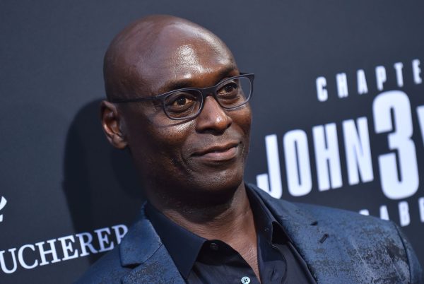 Imagem mostra o ator Lance Reddick durante pré-estreia de "John Wick". Ator estadunidense morreu aos 60 anos