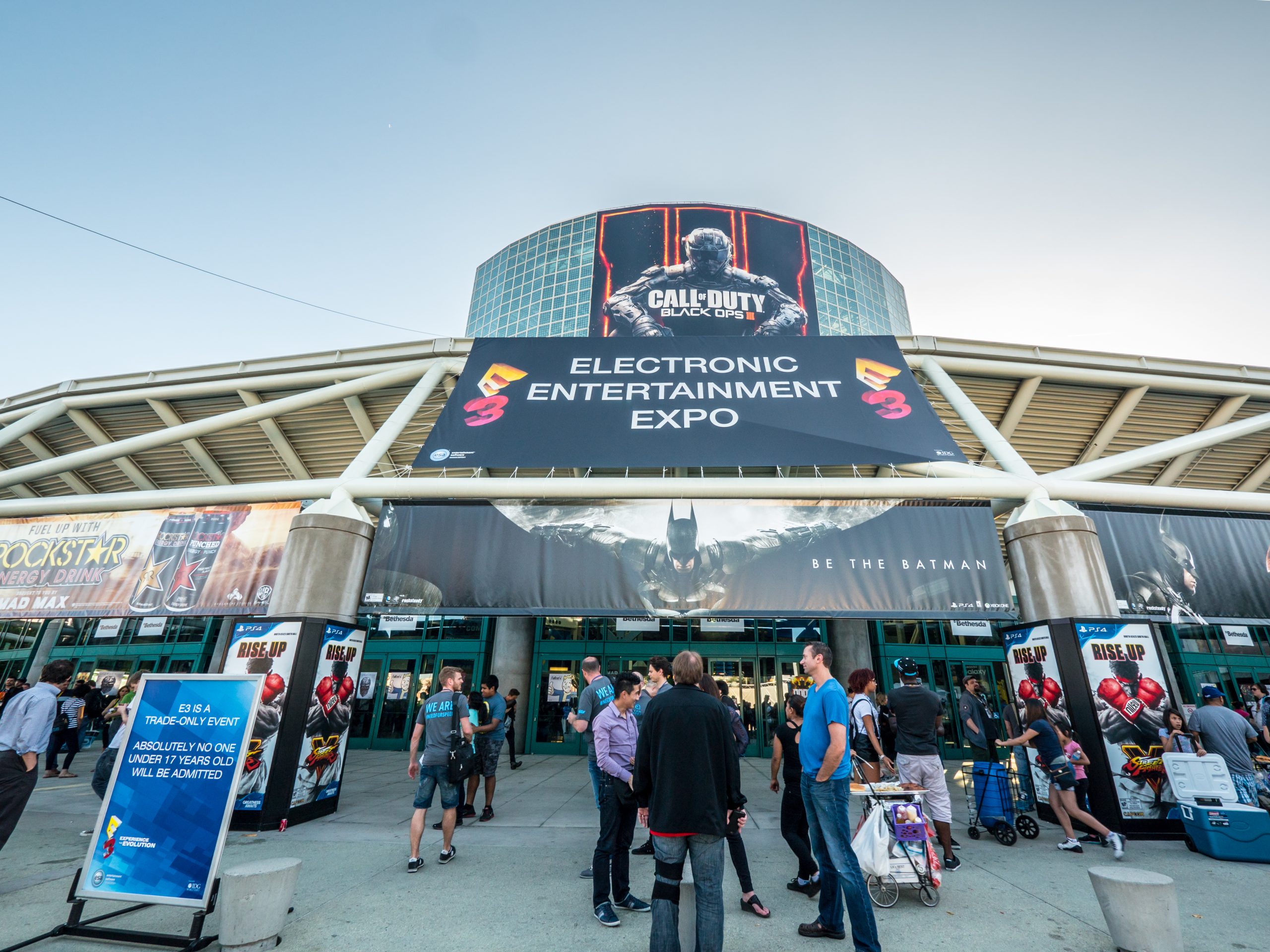 Foto mostra a frente de uma edição da E3 - edição deste ano, a E3 2023 foi cancelada