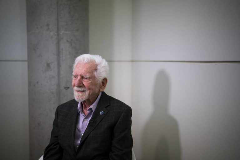 Imagem mostra Martin Cooper, tido como o "pai" do smartphone