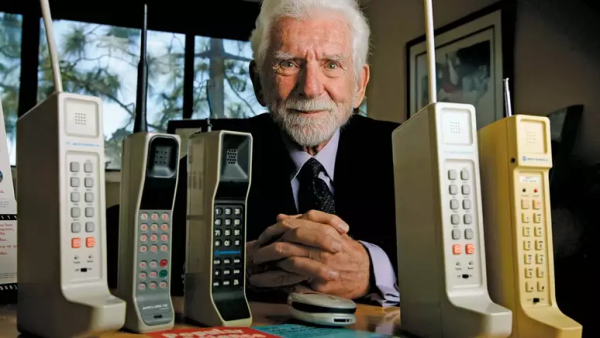 Imagem mostra Martin Cooper, considerado o "pai" do smartphone