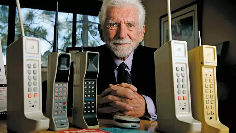 Imagem mostra Martin Cooper, considerado o 