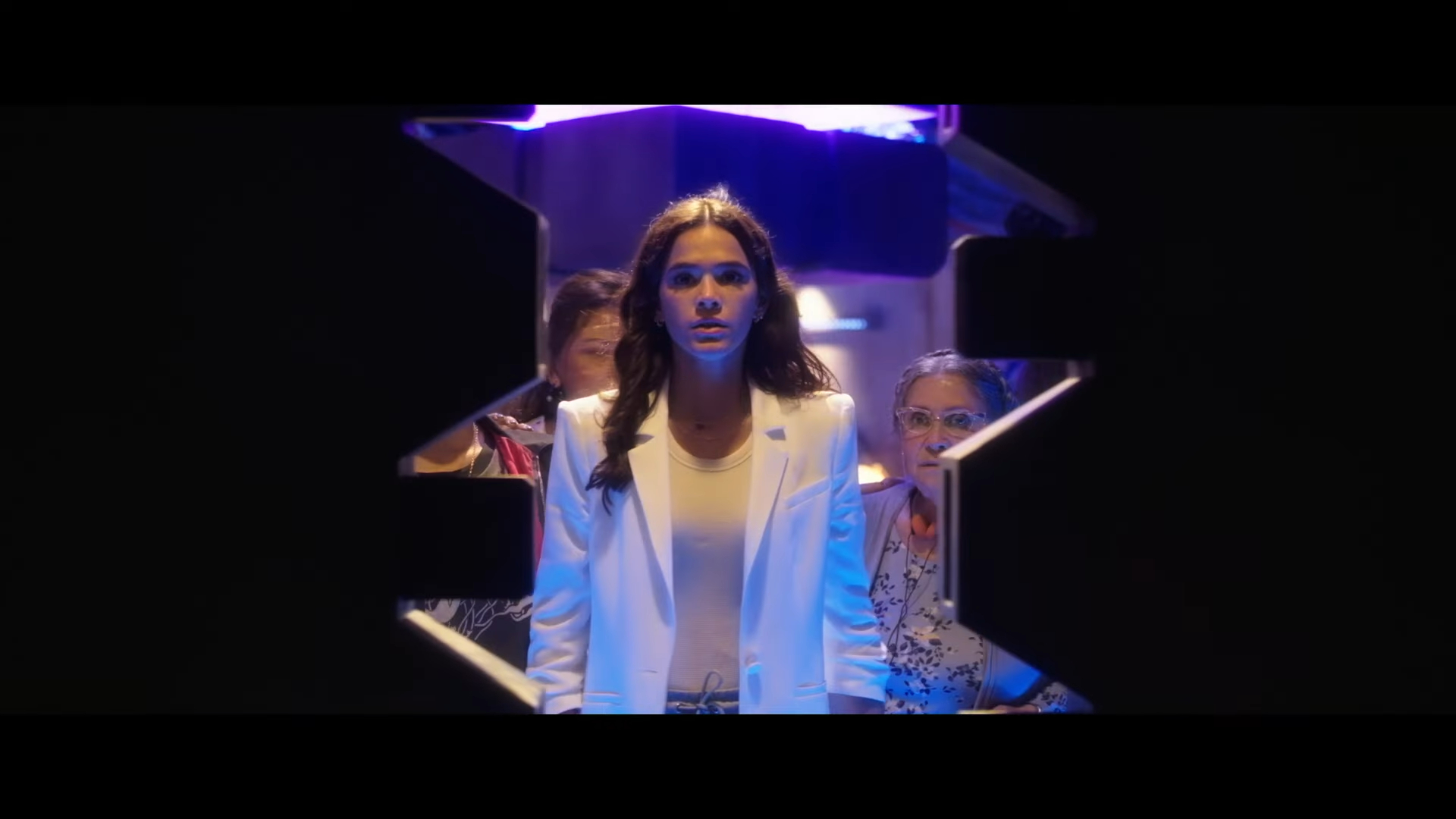 Imagem mostra cena de Bruna Marquezine, atriz brasileira que fará sua estreia em Hollywood com "Besouro Azul"