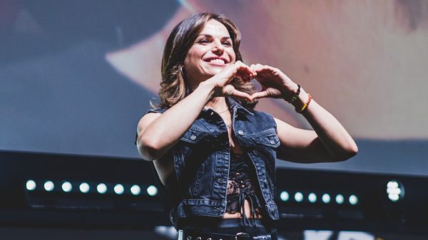 Atriz Lana Parrilla, confirmada para a CCXP23, Lana Parrfazendo um coração com as mãos durante sua participação na CCXP19