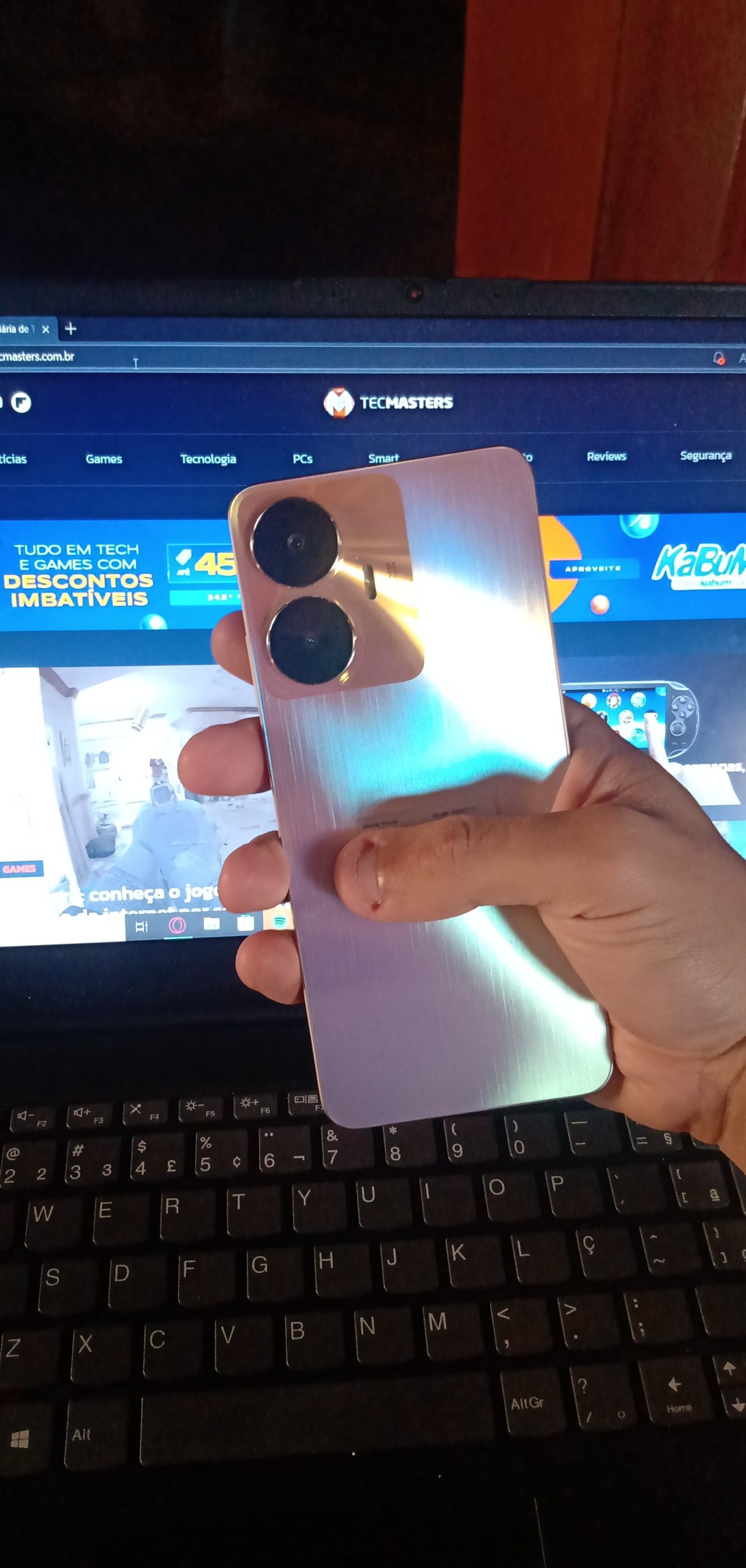 Imagem mostra a traseira do smartphone C55 da realme