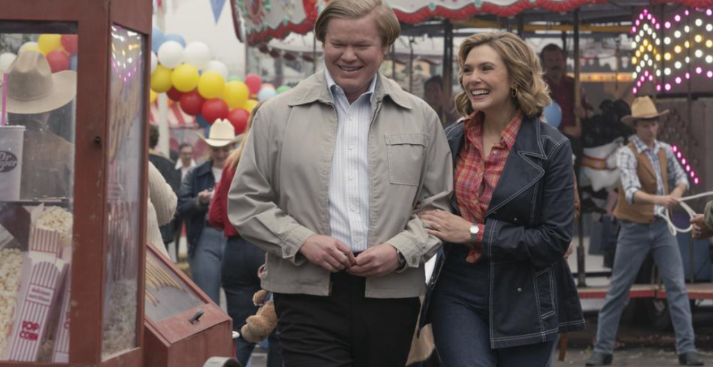 Cena da minissérie Amor e Morte, da HBO Max, com os protagonistas Jesse Plemons e Elizabeth Olsen