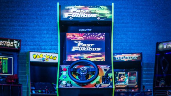 Imagem mostra arcade de Velozes e Furiosos