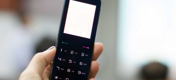 Modelo de feature phone, celulares antigos e precursores dos smartphones, os quais possuem botões físicos