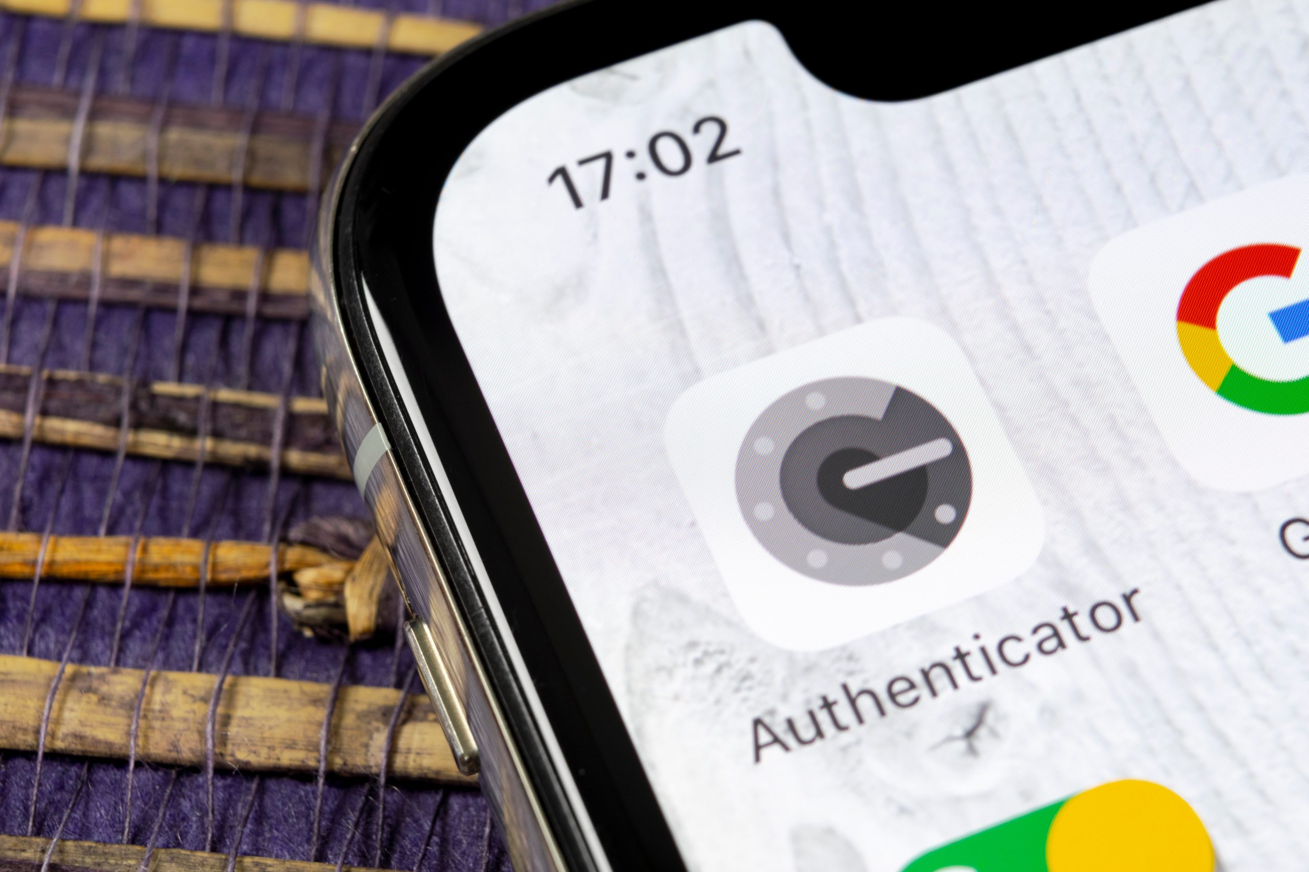 Imagem mostra o Google Authenticator na tela de um smartphone