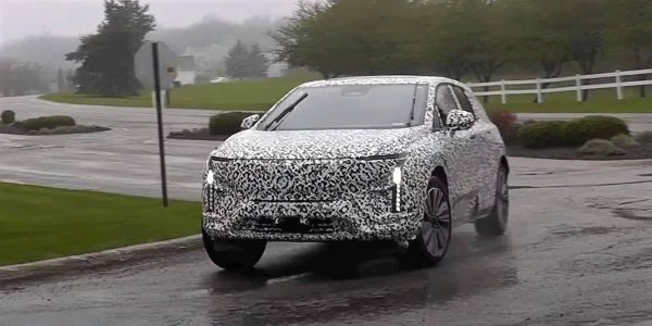 Cadillac elétrico flagrado em testes