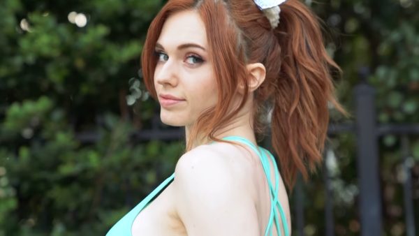 Foto da Amouranth, nova celebridade a criar chatbot de IA próprio