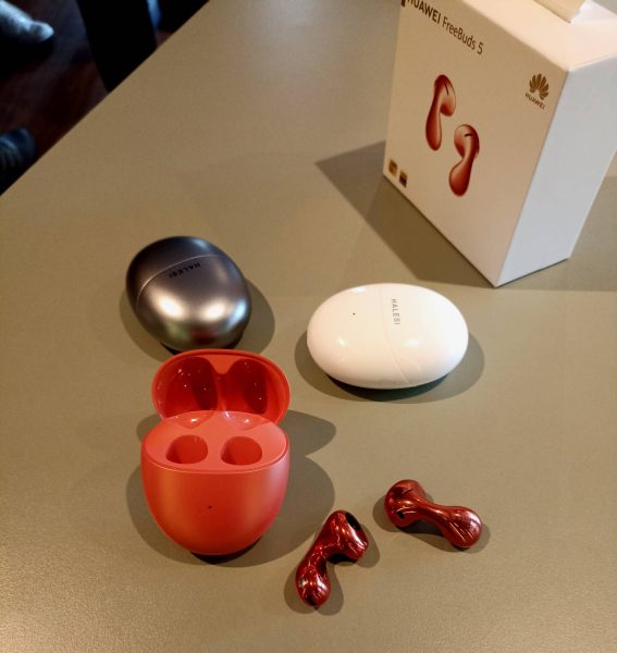 Foto mostra os fones Huawei FreeBuds 5 nas cores preta, branca e coral