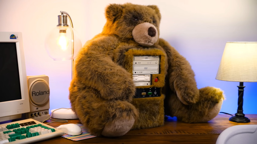 PC com gabinete de urso de pelúcia dos anos 90 é resgatado e recuperado