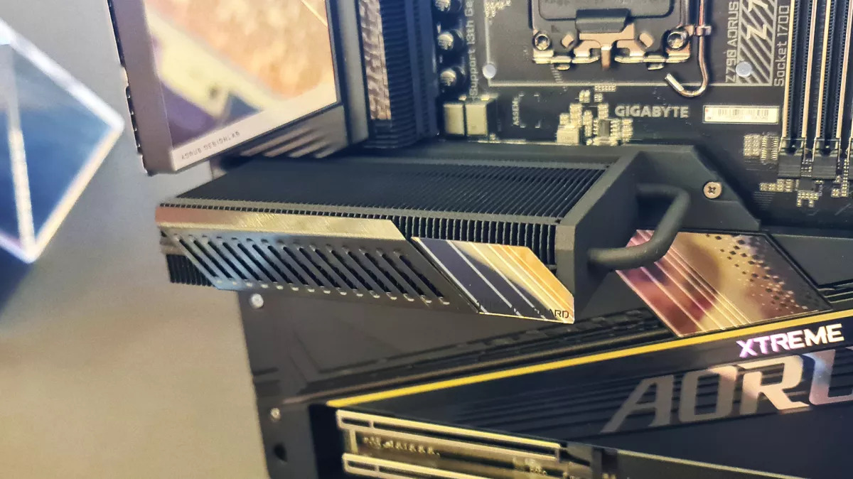 Imagem mostra um sistema de resfriamento bem grande para um SSD de última geração na Computex 2023