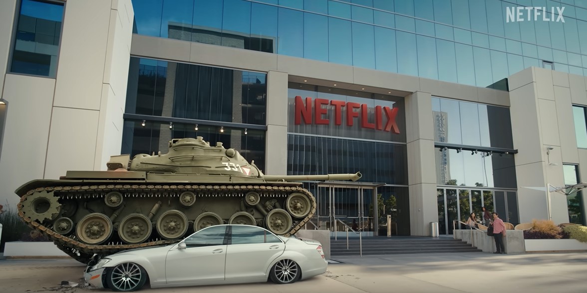 Dirigindo um tanque, Arnold Schwarzenegger anuncia mais um cargo ao currículo: Chief Action Officer da Netflix