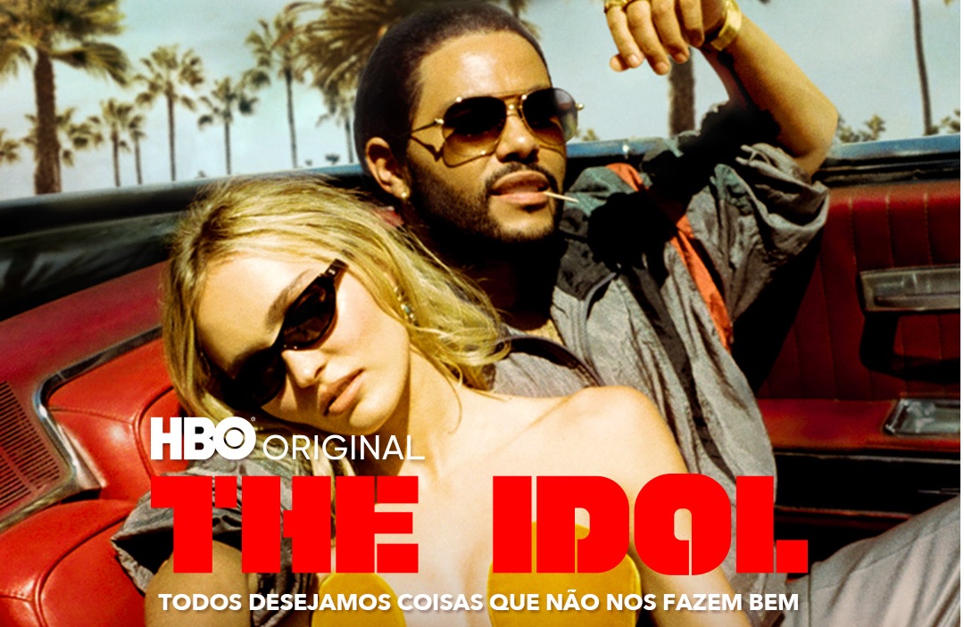 Pôster de divulgação da série THE IDOL, da HBO e A24, estrelada por The Weeknd e Lily-Rose Depp (ambos na imagem, abraçados)