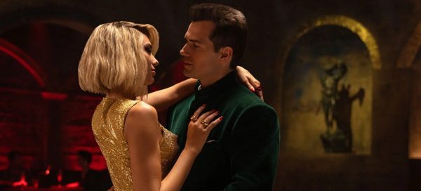 Na imagem, Dua Lipa e Henry Cavill dançando, em uma cena de Argylle, filme da Apple TV