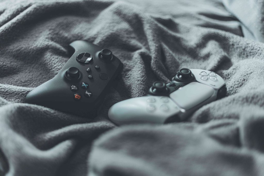 Controles do Xbox, da Microsoft, e do PlayStation, da Sony