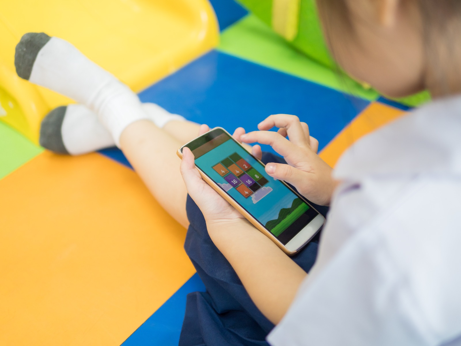 Menina jogando jogos em um smartphone