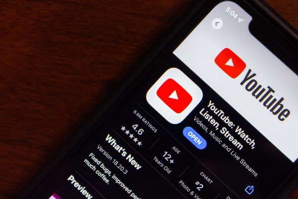 Imagem mostra a página do YouTube na Play Store