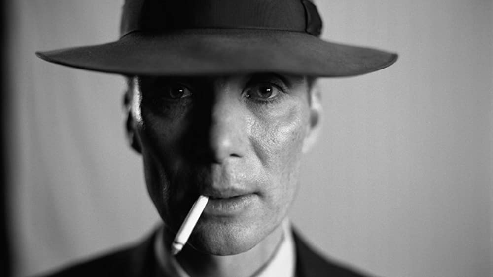 Imagem mostra corte de cena do filme Oppenheimer, com o ator Cillian Muprhy no papel titular